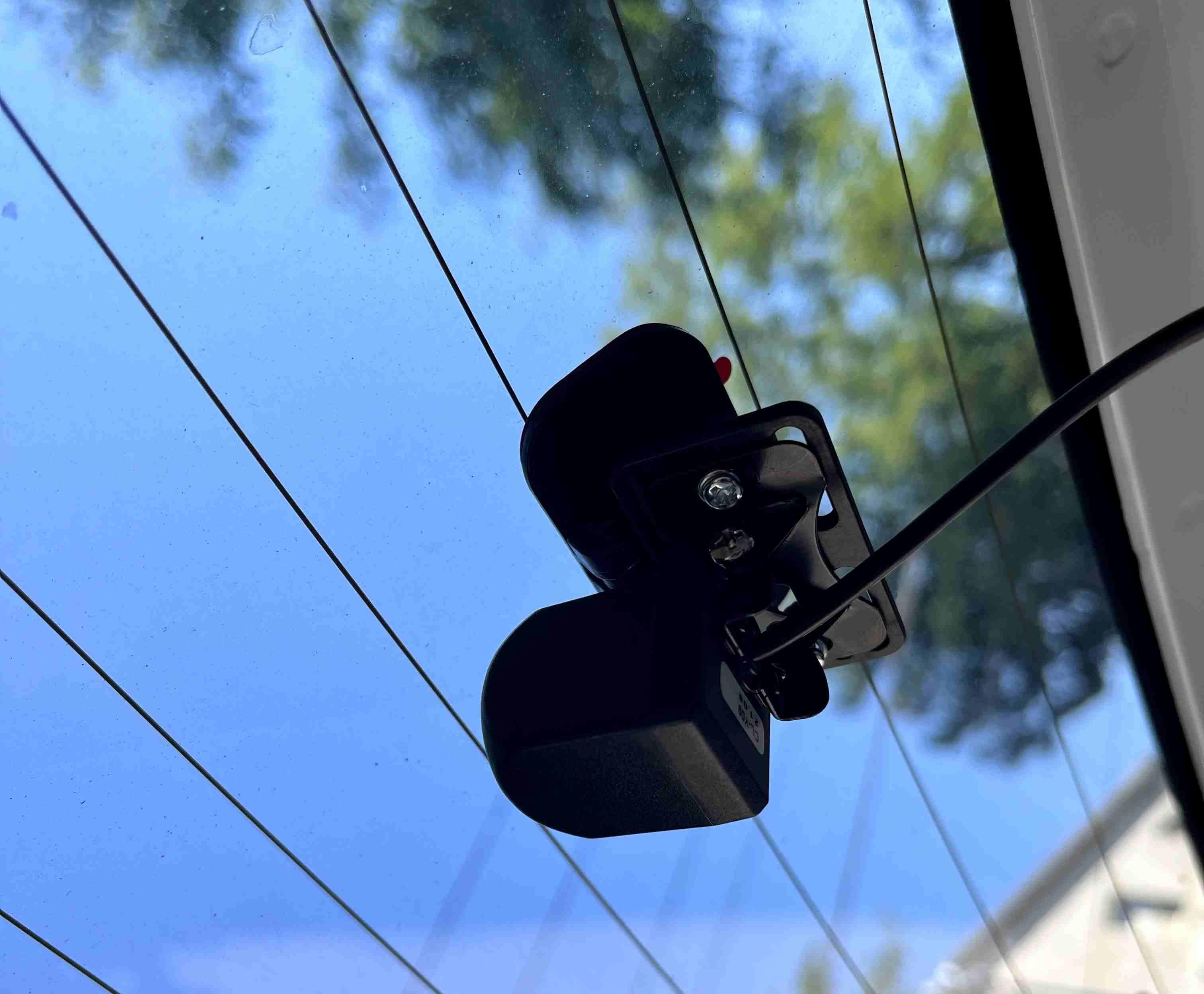 Menetrögzítő és parkoló hátsó kamera a hátsó szélvédőn