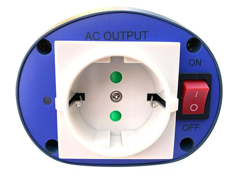 inverter autóba, biztonságos konnektorral, kapcsolóval, visszajelző leddel