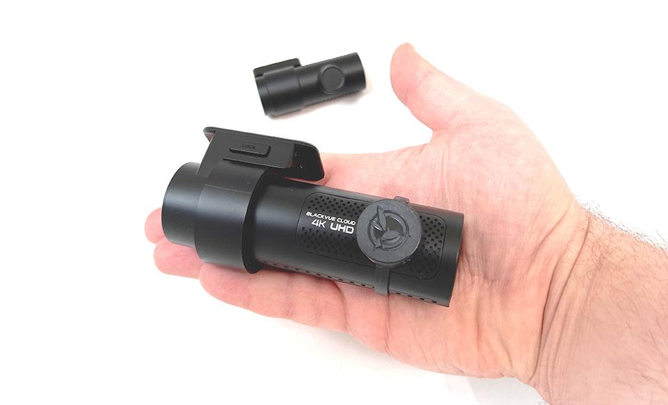 Blackvue dr970x-2ch autós kamera méretei kézben tartva